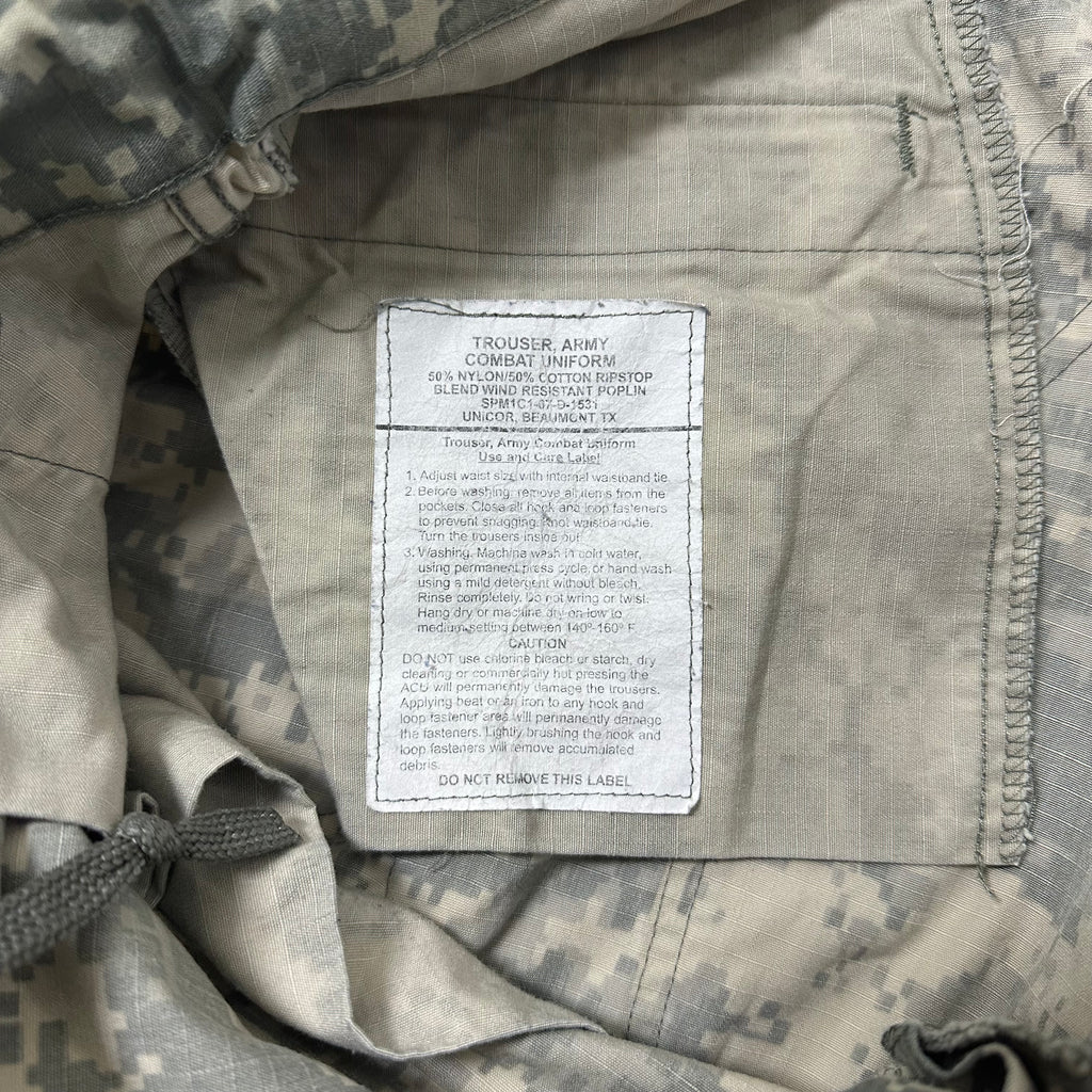 U.S. Army Combat Uniform Pants (ACU) in Universal Camouflage Pattern Size M (31-35)
