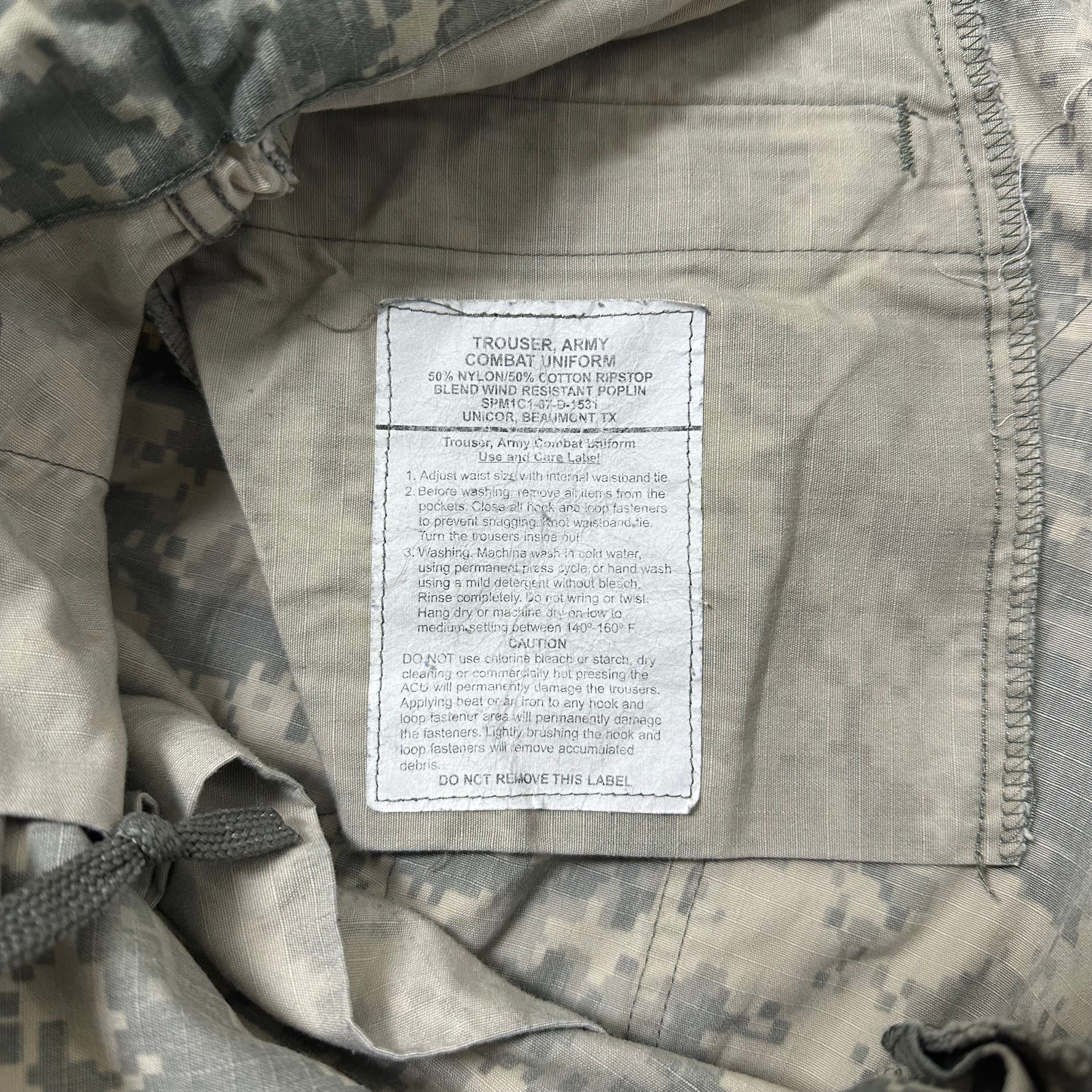 U.S. Army Combat Uniform Pants (ACU) in Universal Camouflage Pattern Size M (31-35)