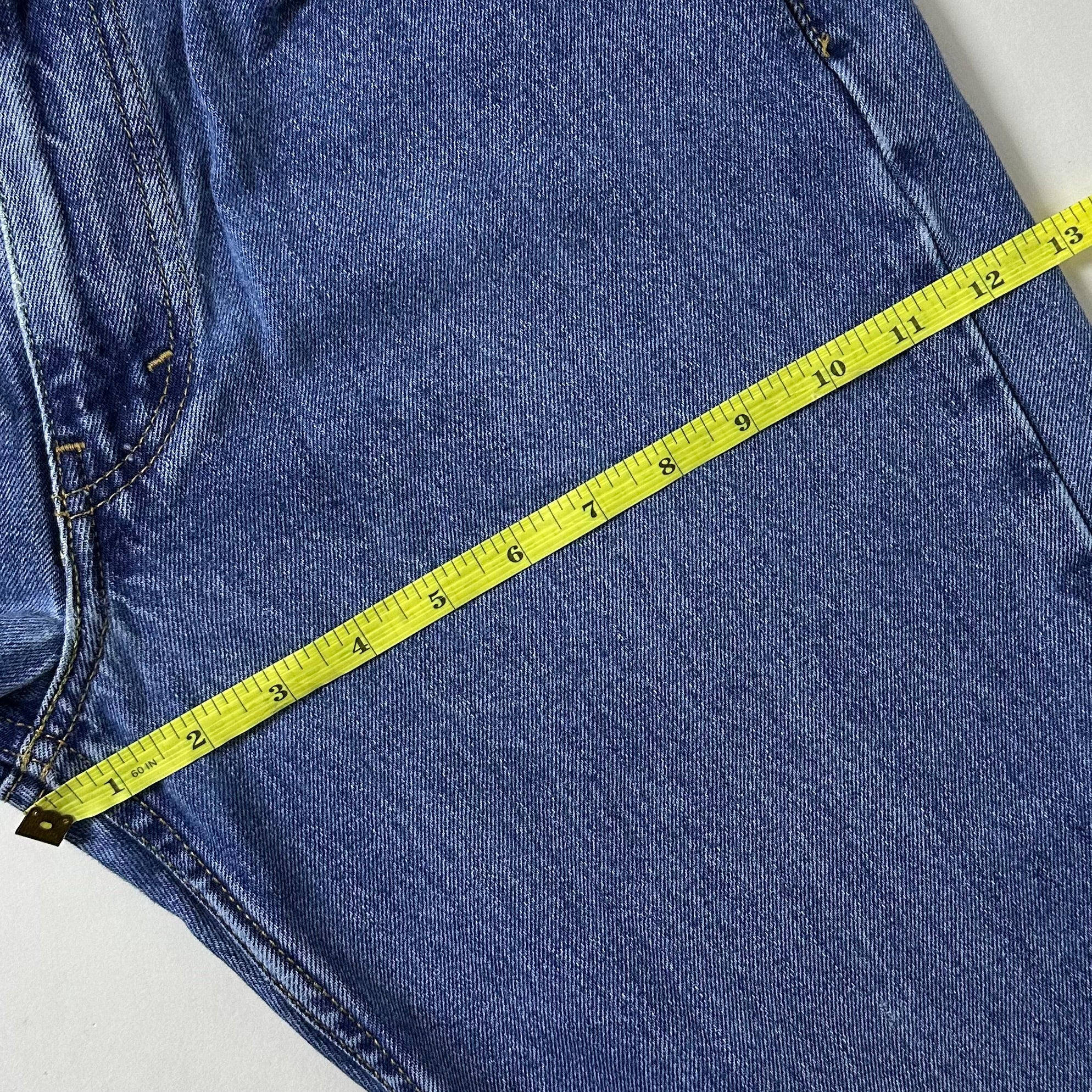 Levi’s 550 Relaxed Fit Jeans in Medium Stonewash (Size 32)