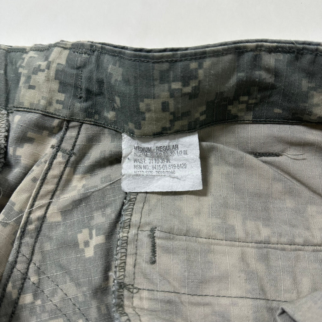 U.S. Army Combat Uniform Pants (ACU) in Universal Camouflage Pattern Size M (31-35)