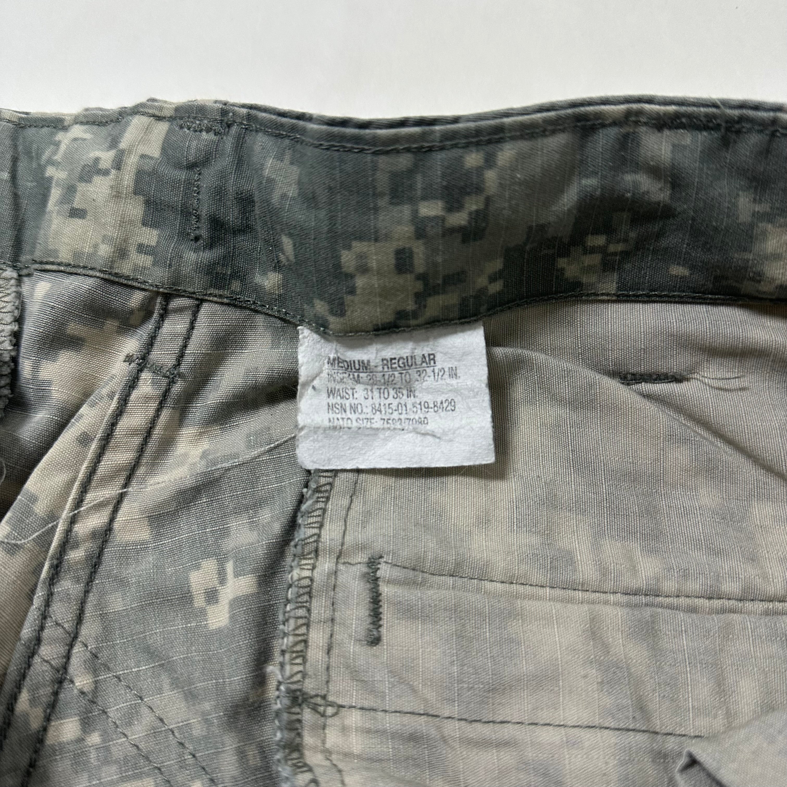 U.S. Army Combat Uniform Pants (ACU) in Universal Camouflage Pattern Size M (31-35)