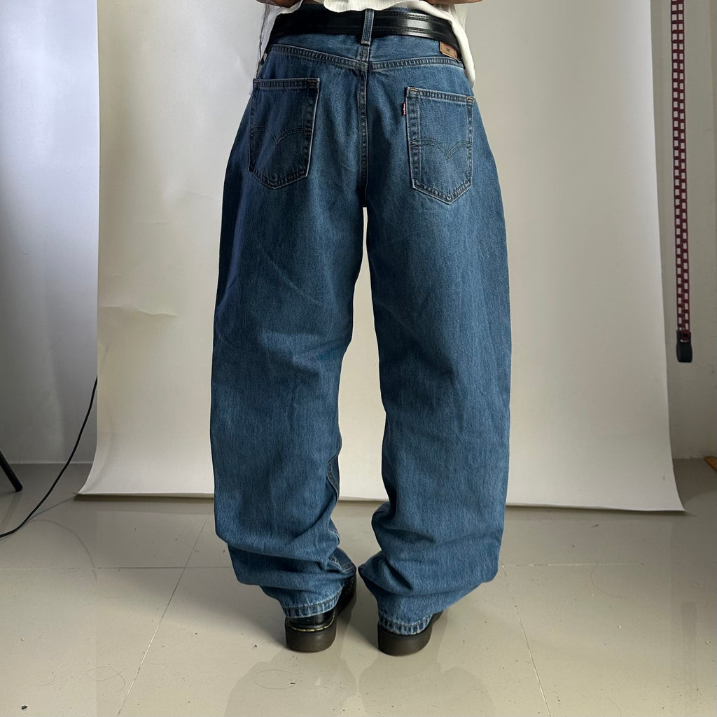 Levi’s 550 Relaxed Fit Jeans in Stonewash (Size 35-36)