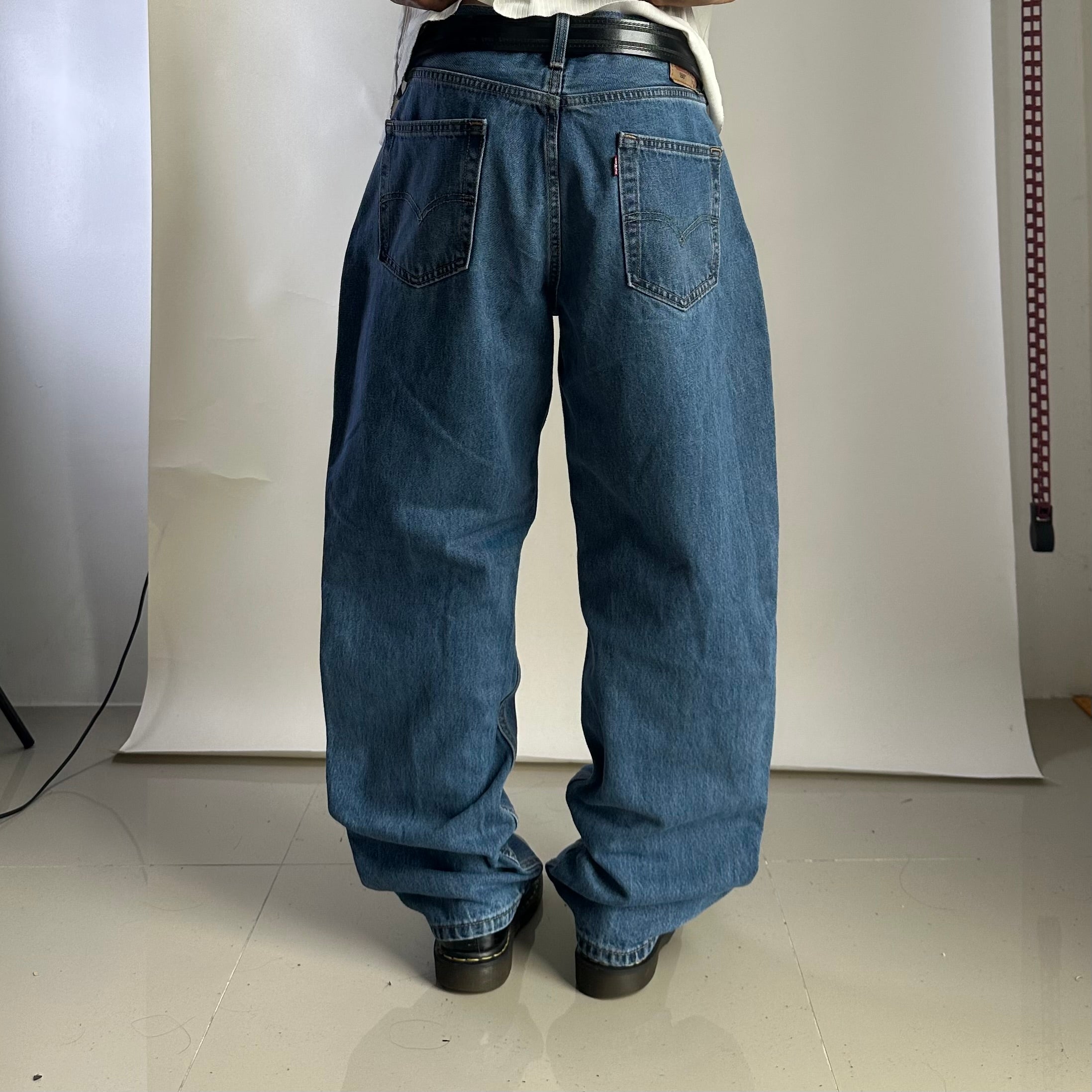 Levi’s 550 Relaxed Fit Jeans in Stonewash (Size 35-36)