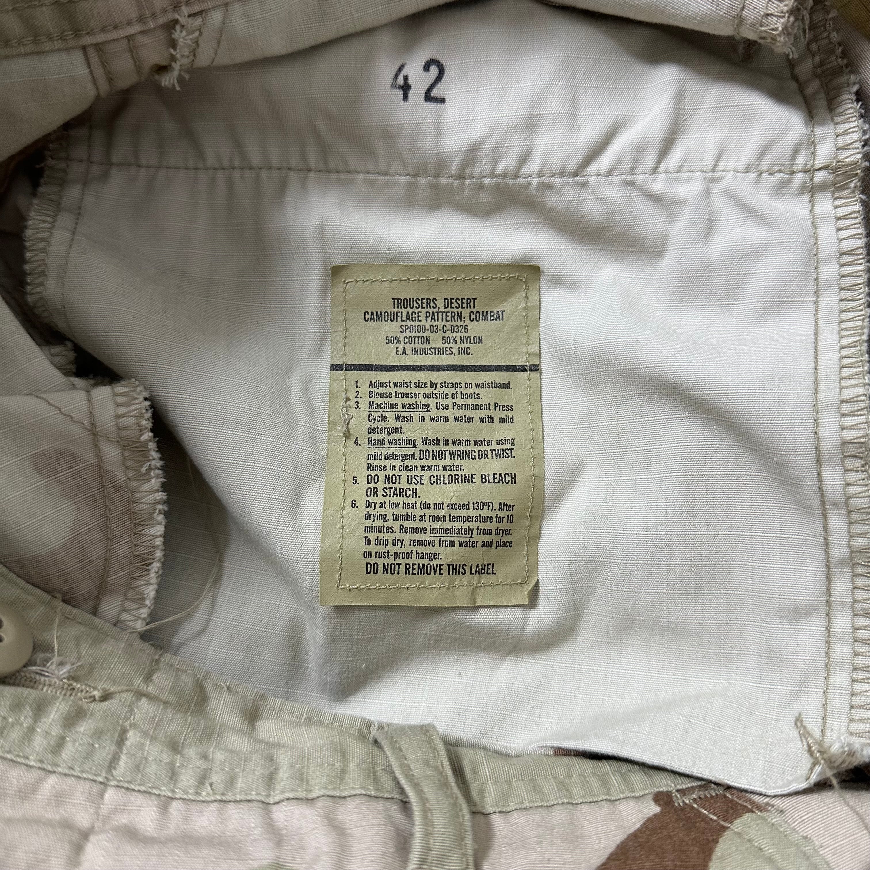 U.S. Cargo Combat Pants in Desert Camo pattern Size Small (27-31)
