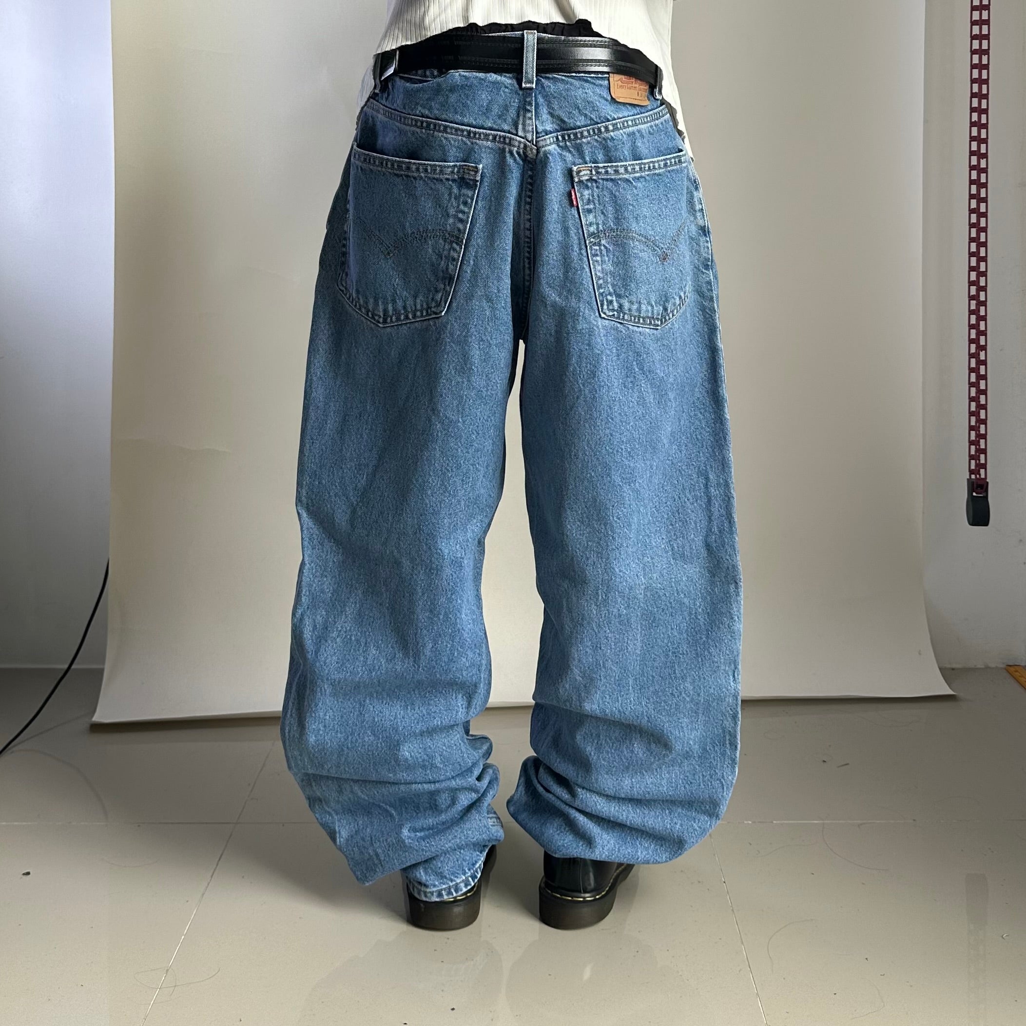 Vintage 2001 Levi’s 901 Relaxed Straight Leg Jeans in Medium Stonewash (Size 38)