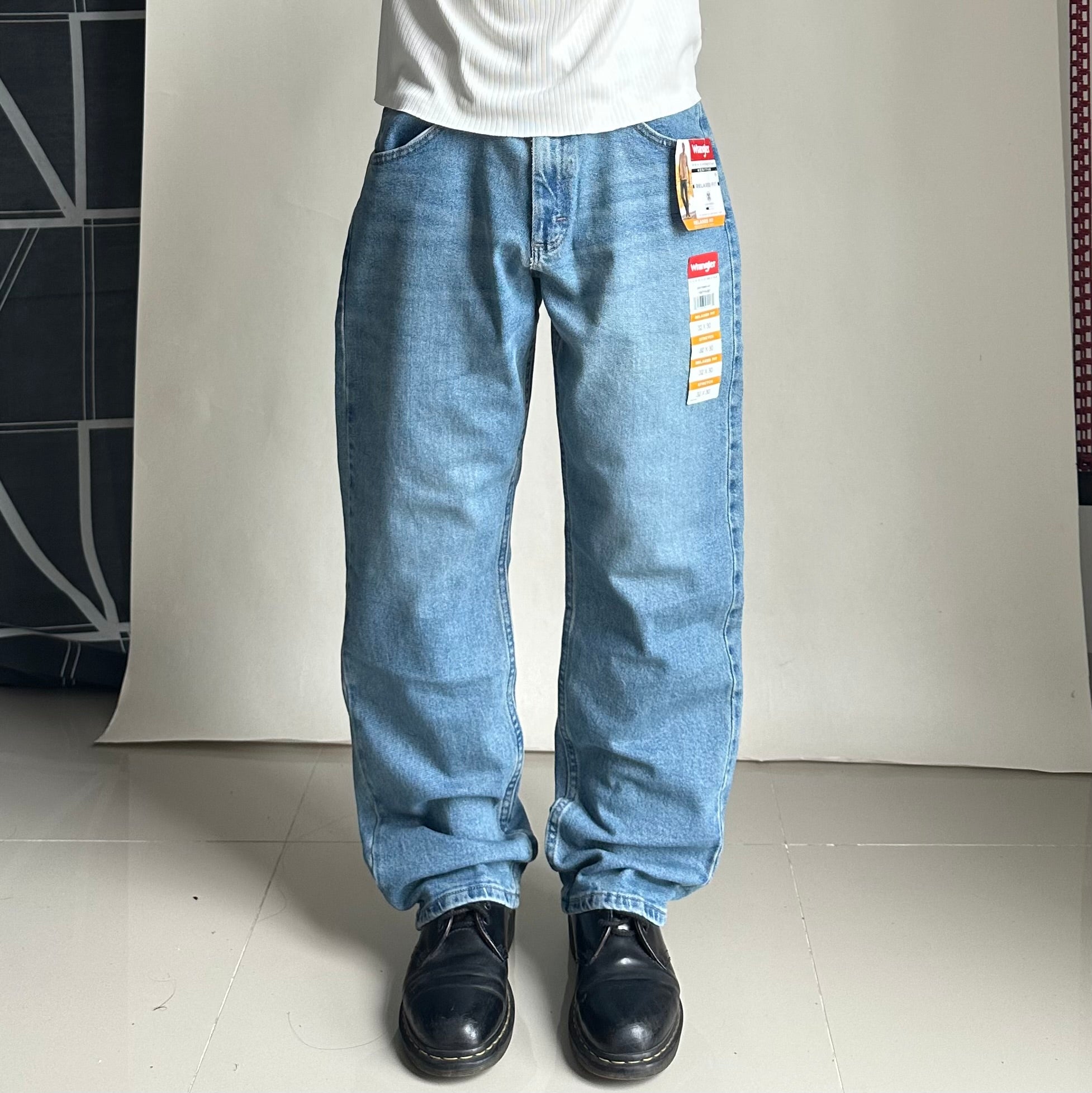 Wrangler Five Star Comfort Stretch Relaxed Fit Jeans in Bleached Tint (Size 32)