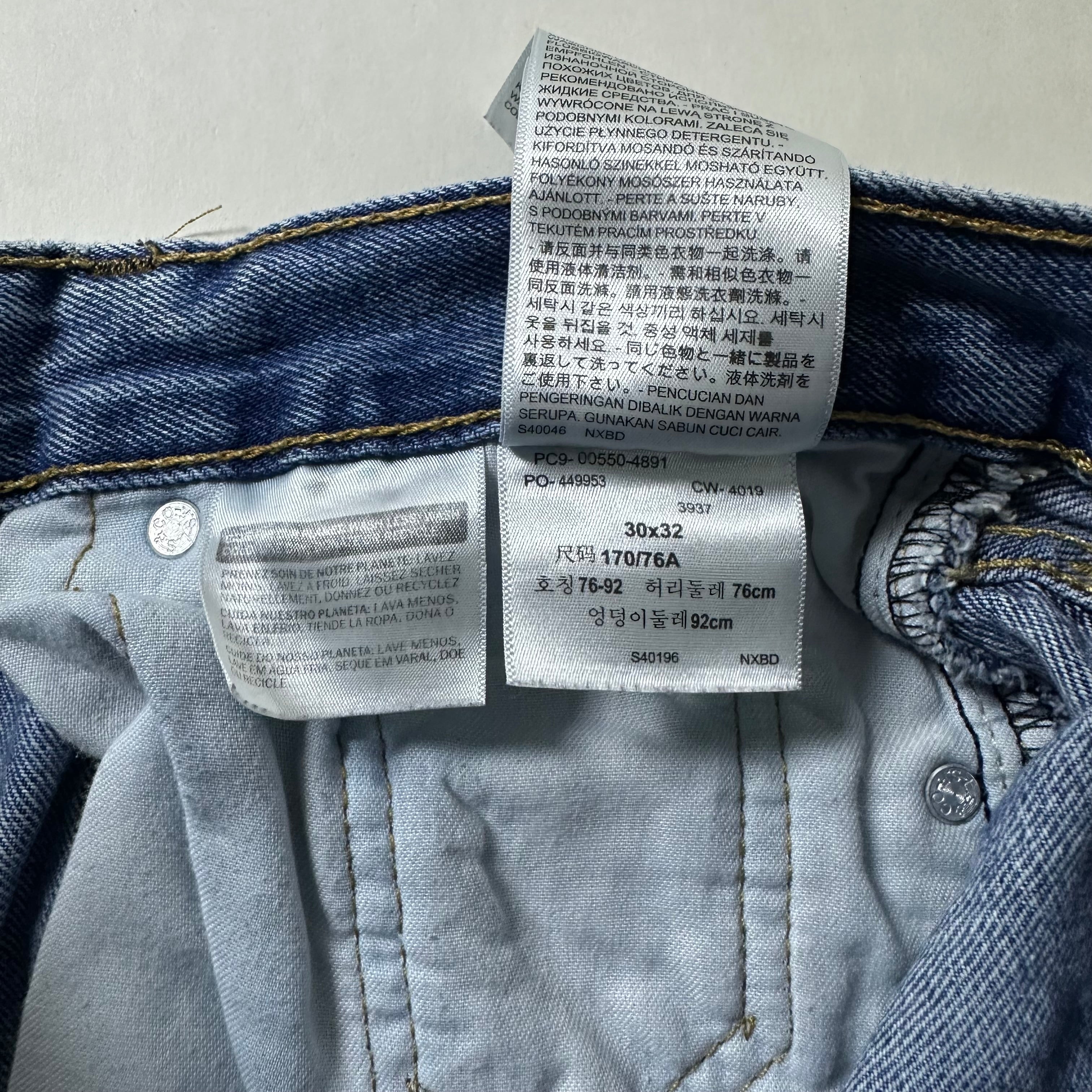 Levi’s 550 Relaxed Fit Jeans in Medium Stonewash (Size 30)