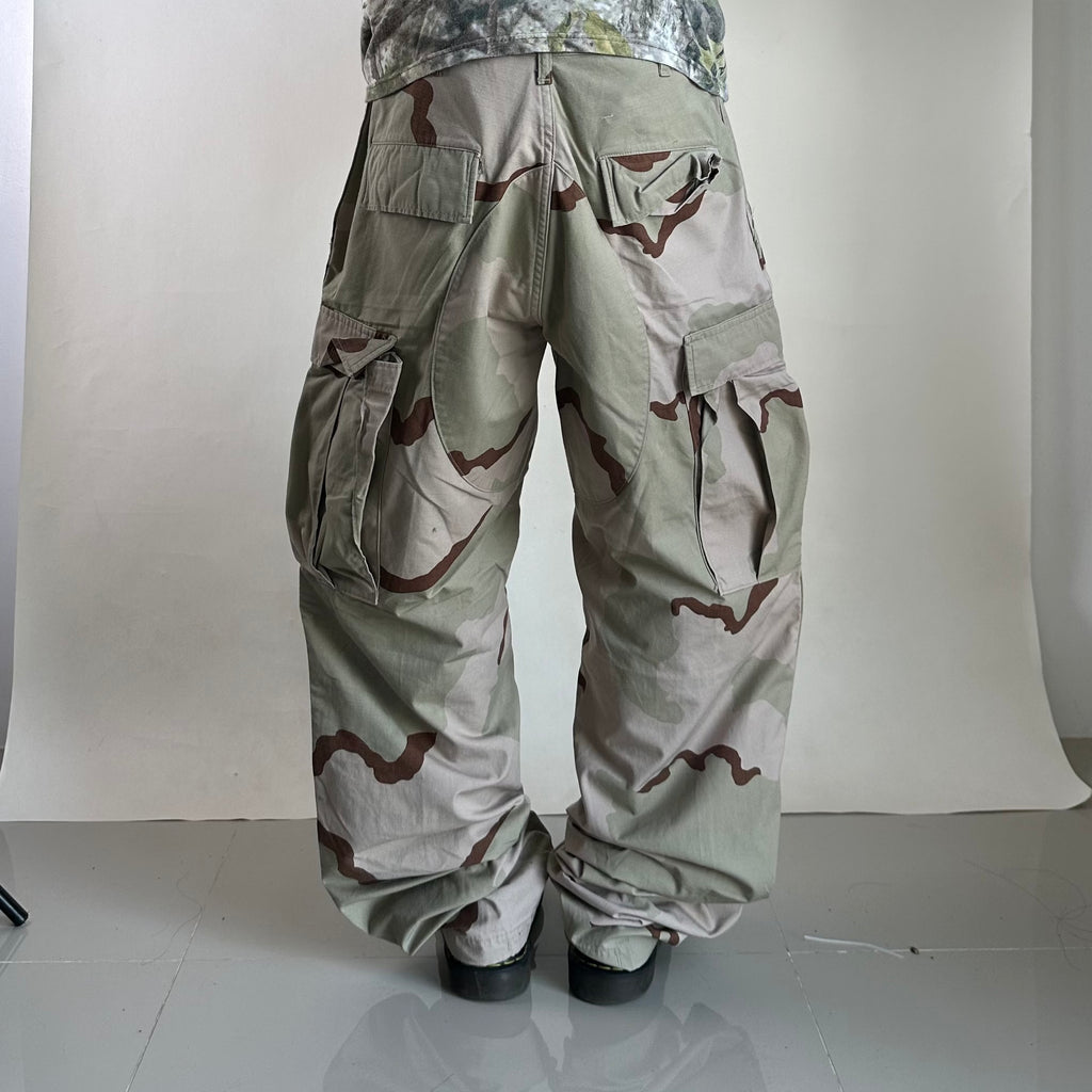 U.S. Cargo Combat Pants in Desert Camo pattern Size Small (27-31)