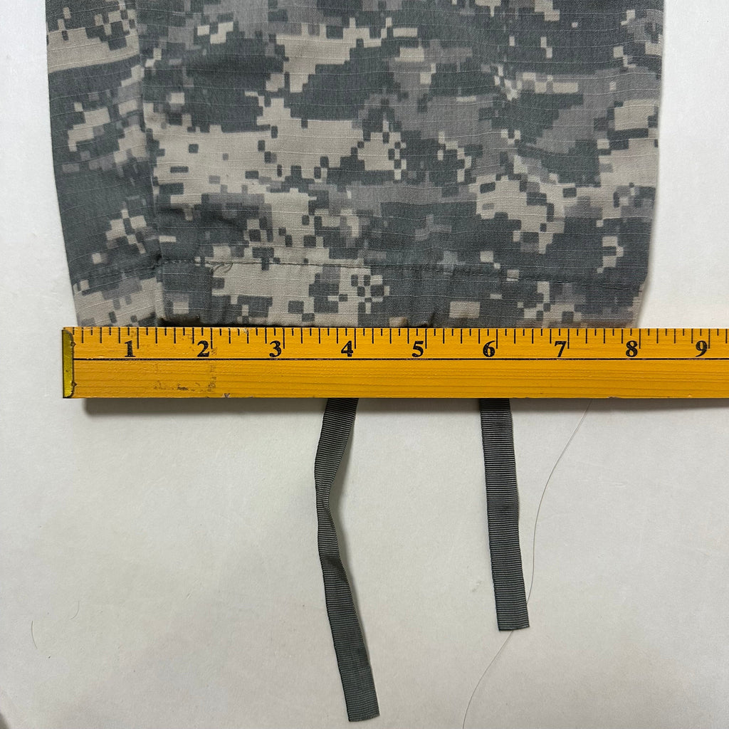 U.S. Army Combat Uniform Pants (ACU) in Universal Camouflage Pattern Size M (31-35)