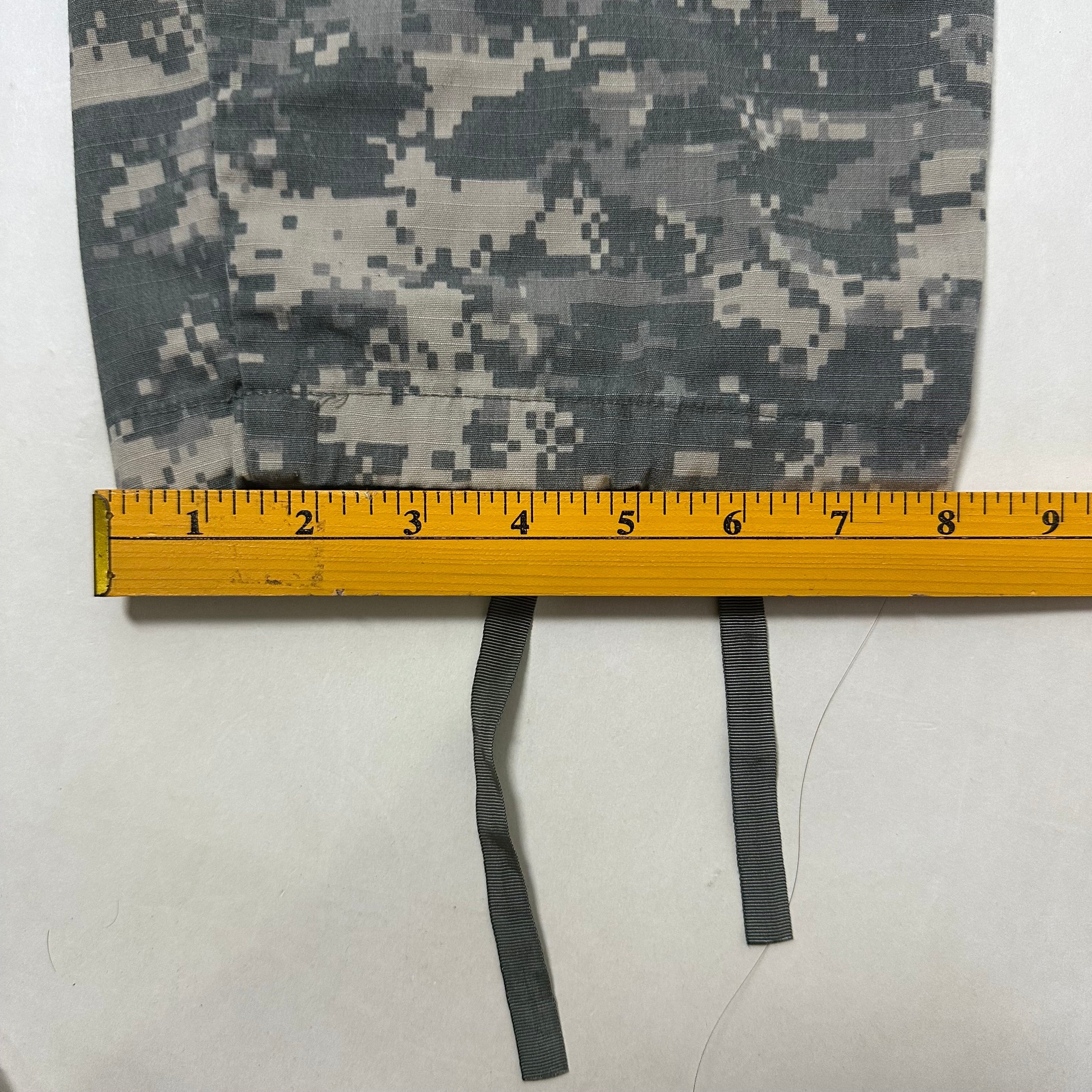 U.S. Army Combat Uniform Pants (ACU) in Universal Camouflage Pattern Size M (31-35)