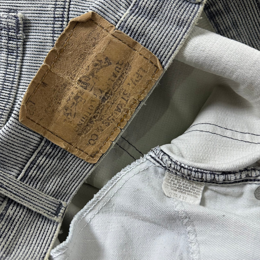 Vintage Levi’s 550 Relaxed Tapered Fit Corduroy Jeans in Gray (Size 34)