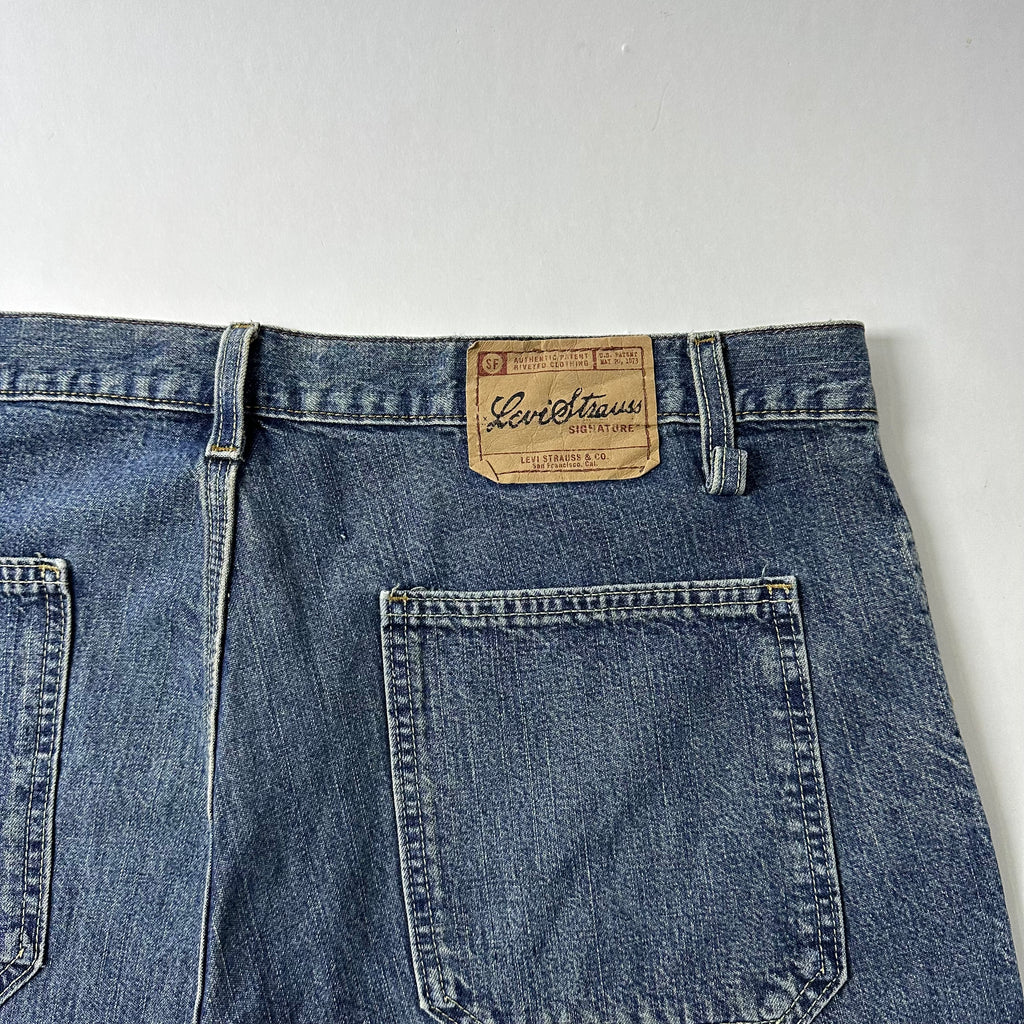 Y2k Levi’s Loose Fit Cargo Jorts (Size 40)
