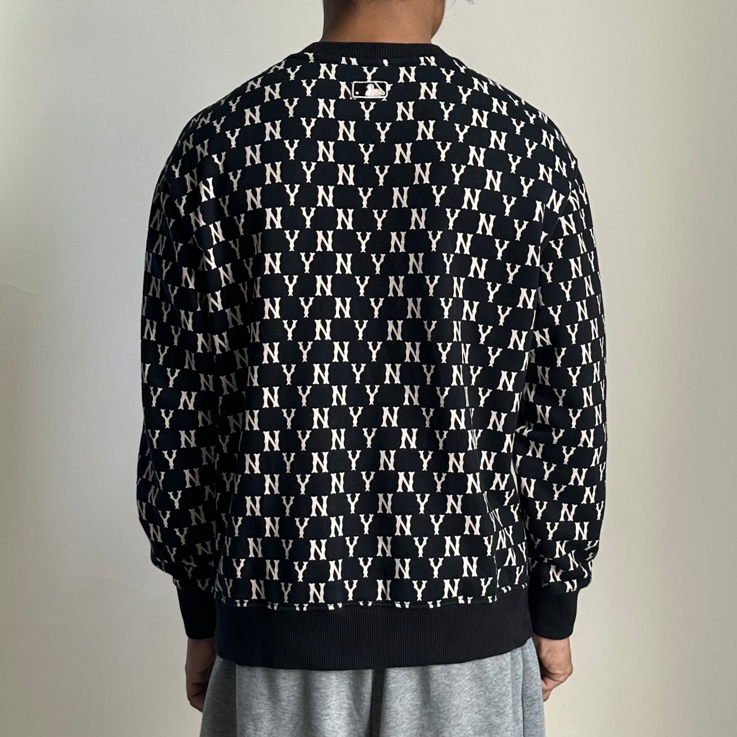 MLB NY Yankees Monogram Crewneck Sweatshirt in Black Small on tag (Best Fit Medium)