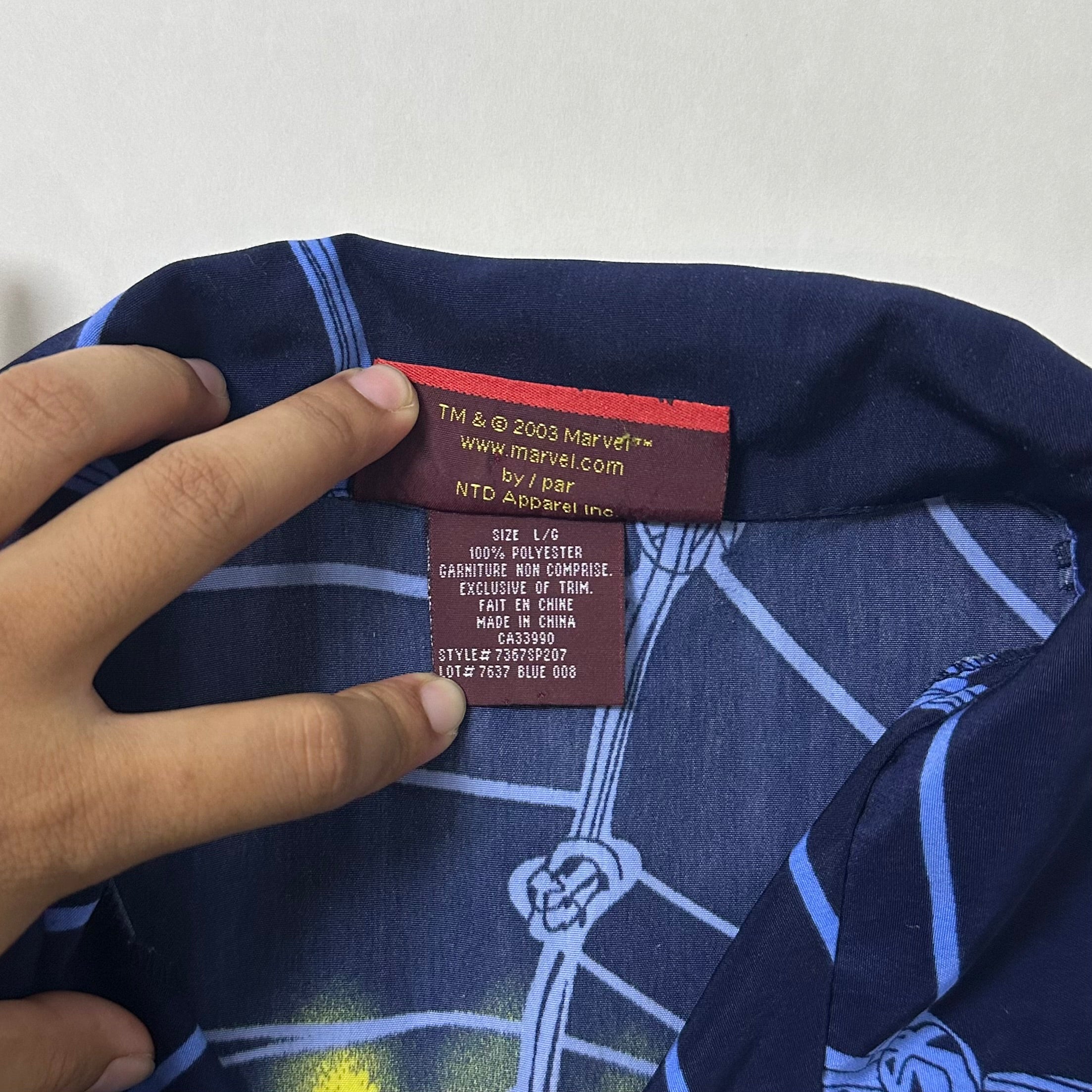 2003 Vintage Marvel Spider-Man shirt features an all-over print graphic of Spider-Man in Navy Blue (Best Fit Medium)
