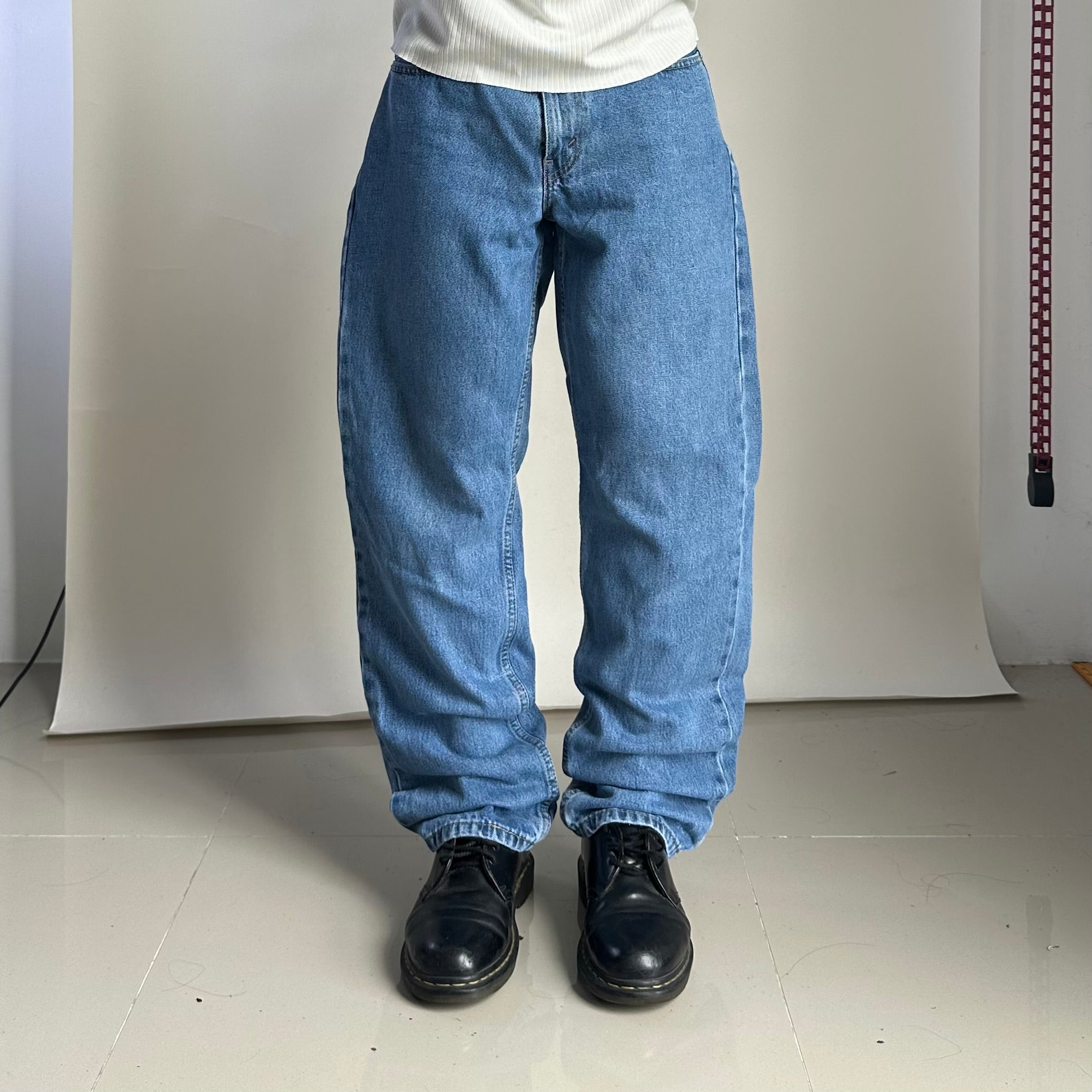 Levi’s 550 Relaxed Fit Jeans in Medium Stonewash (Size 30)
