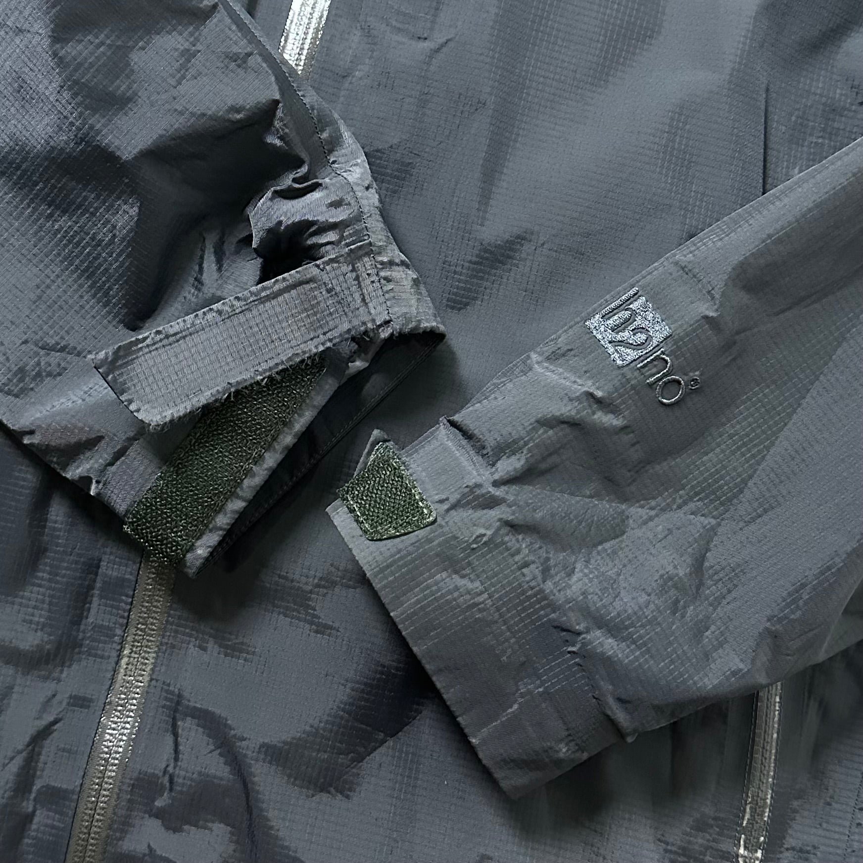 Patagonia Waterproof Windbreaker in Dark Gray Size Medium (Fits Large)
