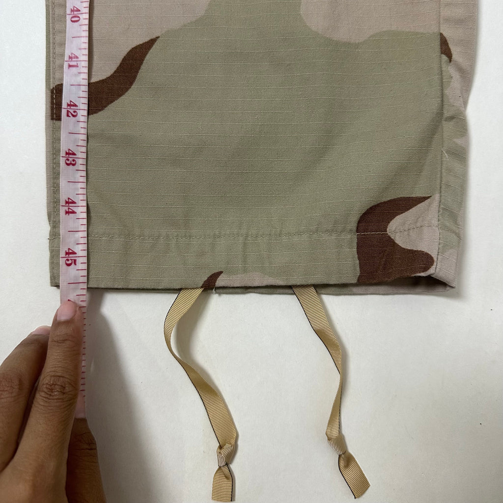 U.S. Cargo Combat Pants in Desert Camo pattern Size Small (27-31)