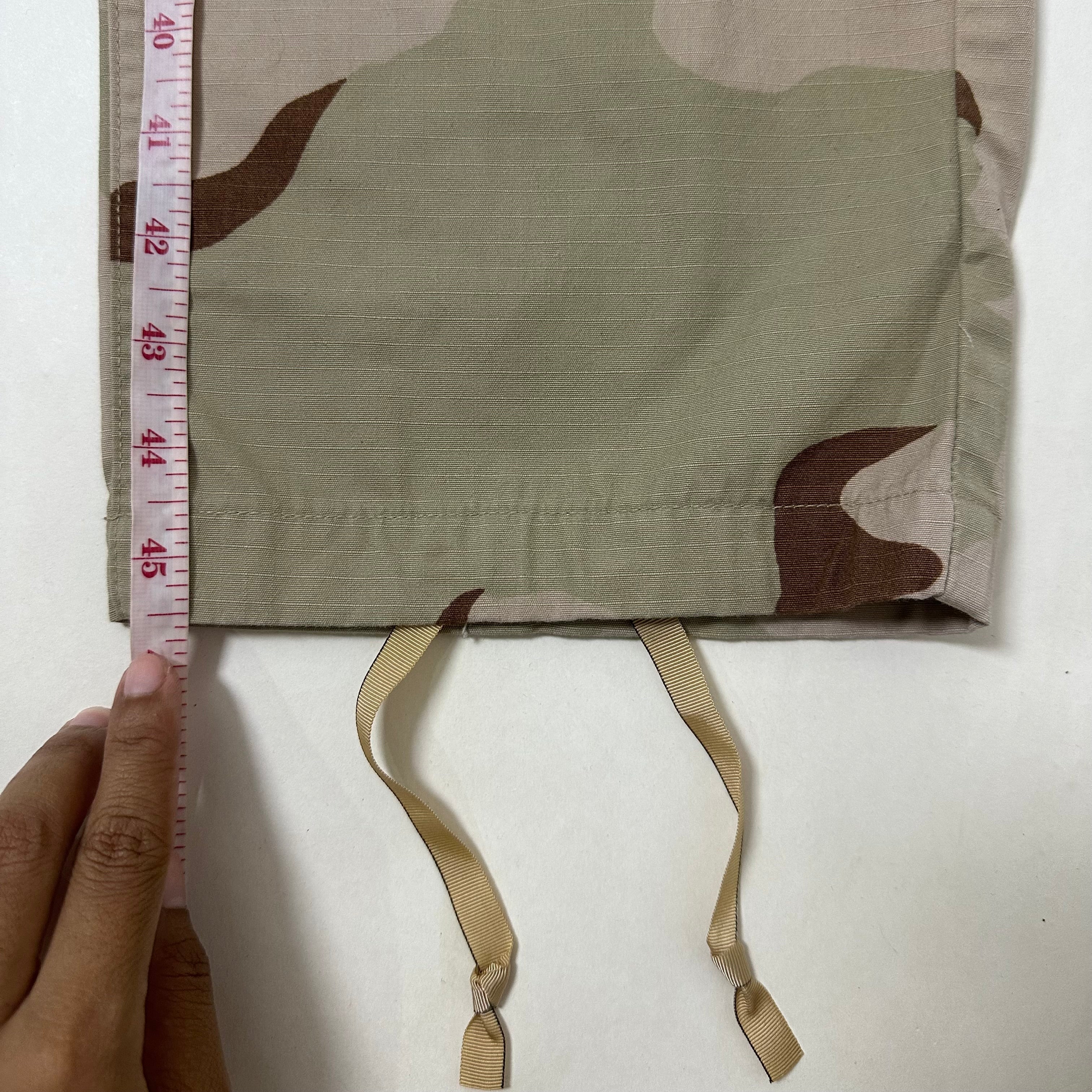 U.S. Cargo Combat Pants in Desert Camo pattern Size Small (27-31)