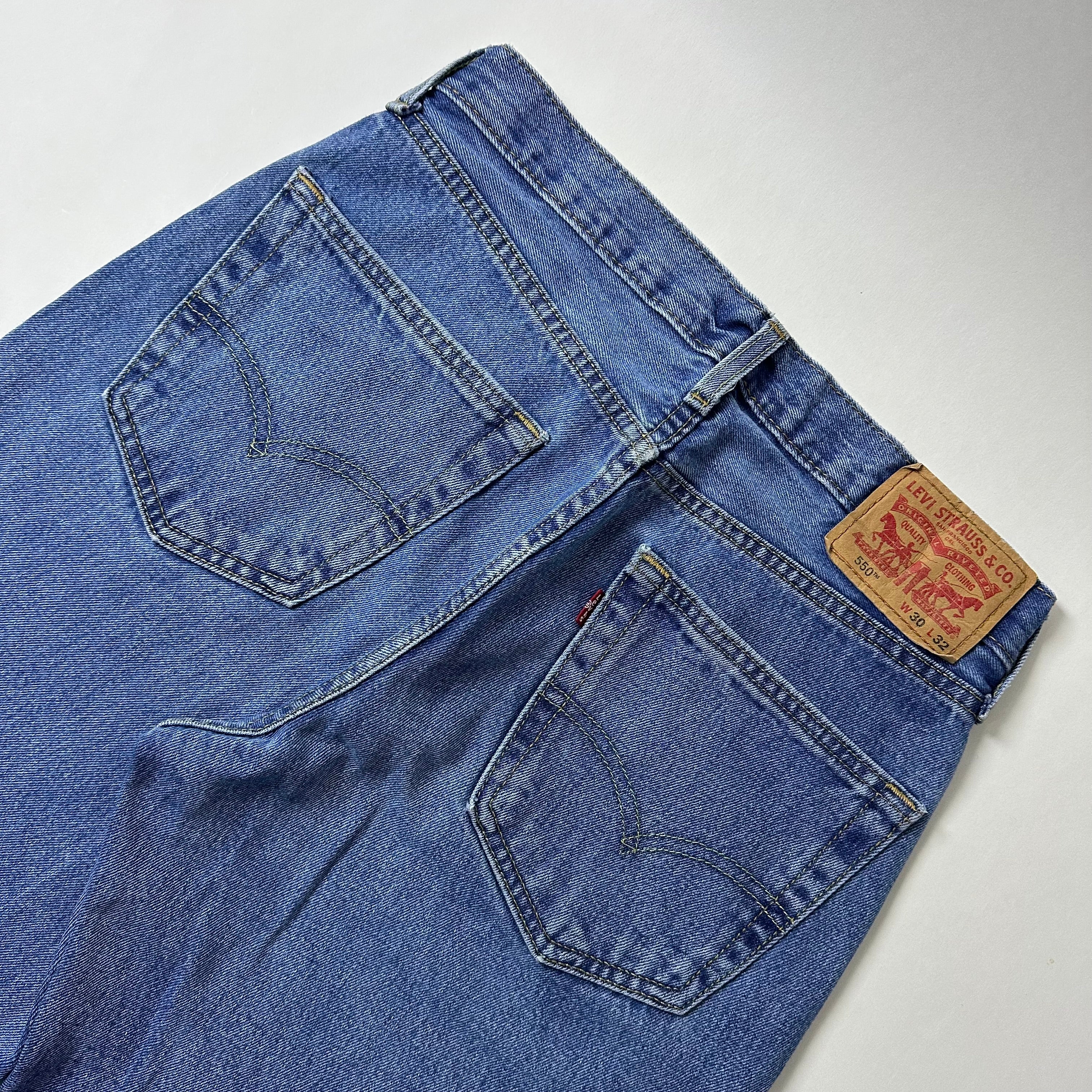 Levi’s 550 Relaxed Fit Jeans in Medium Stonewash (Size 30)