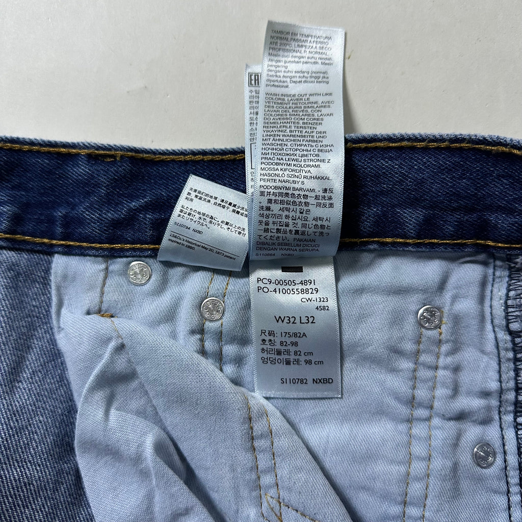 Levi’s 505 Regular Straight Fit Jeans in Medium Stonewash (Size 32)