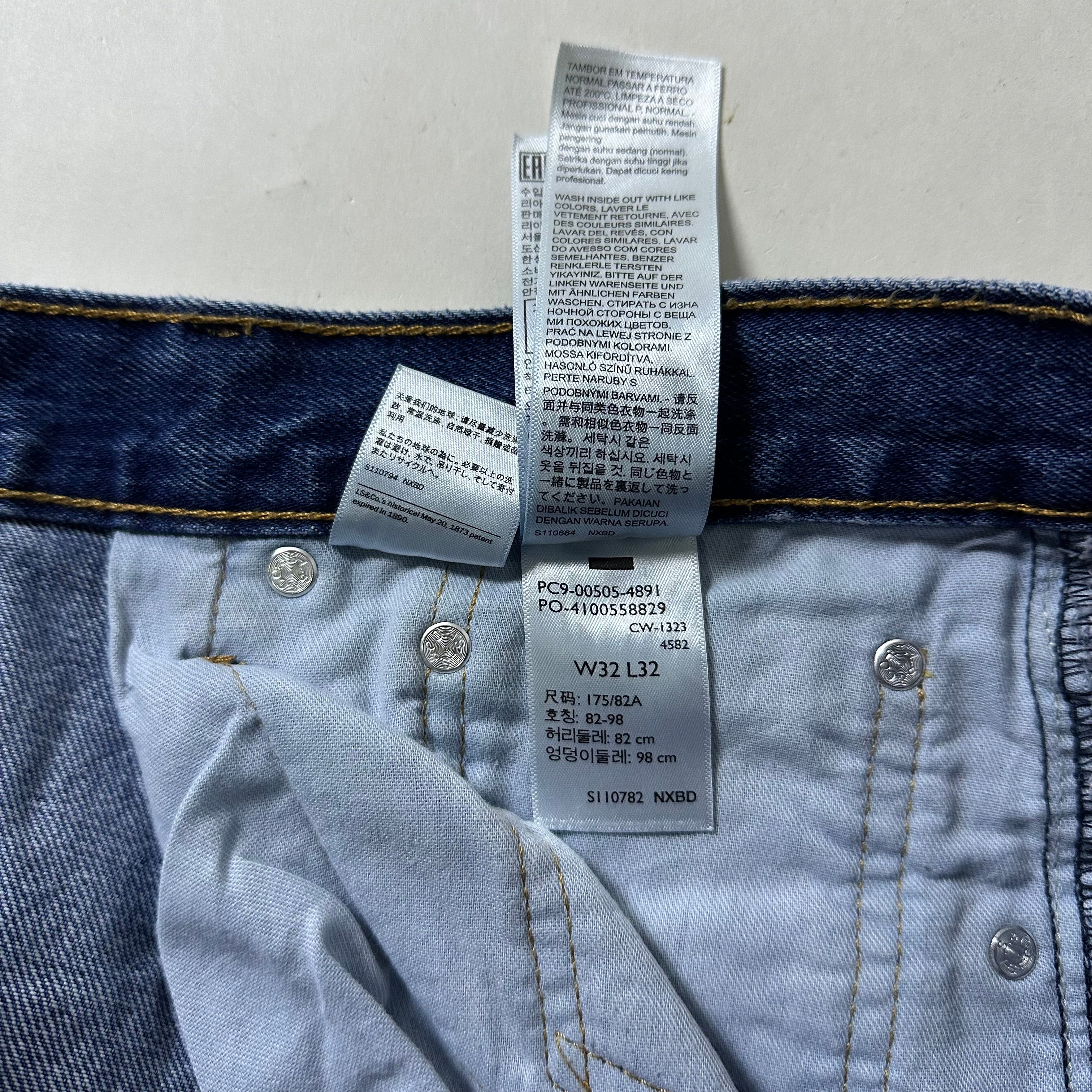 Levi’s 505 Regular Straight Fit Jeans in Medium Stonewash (Size 32)
