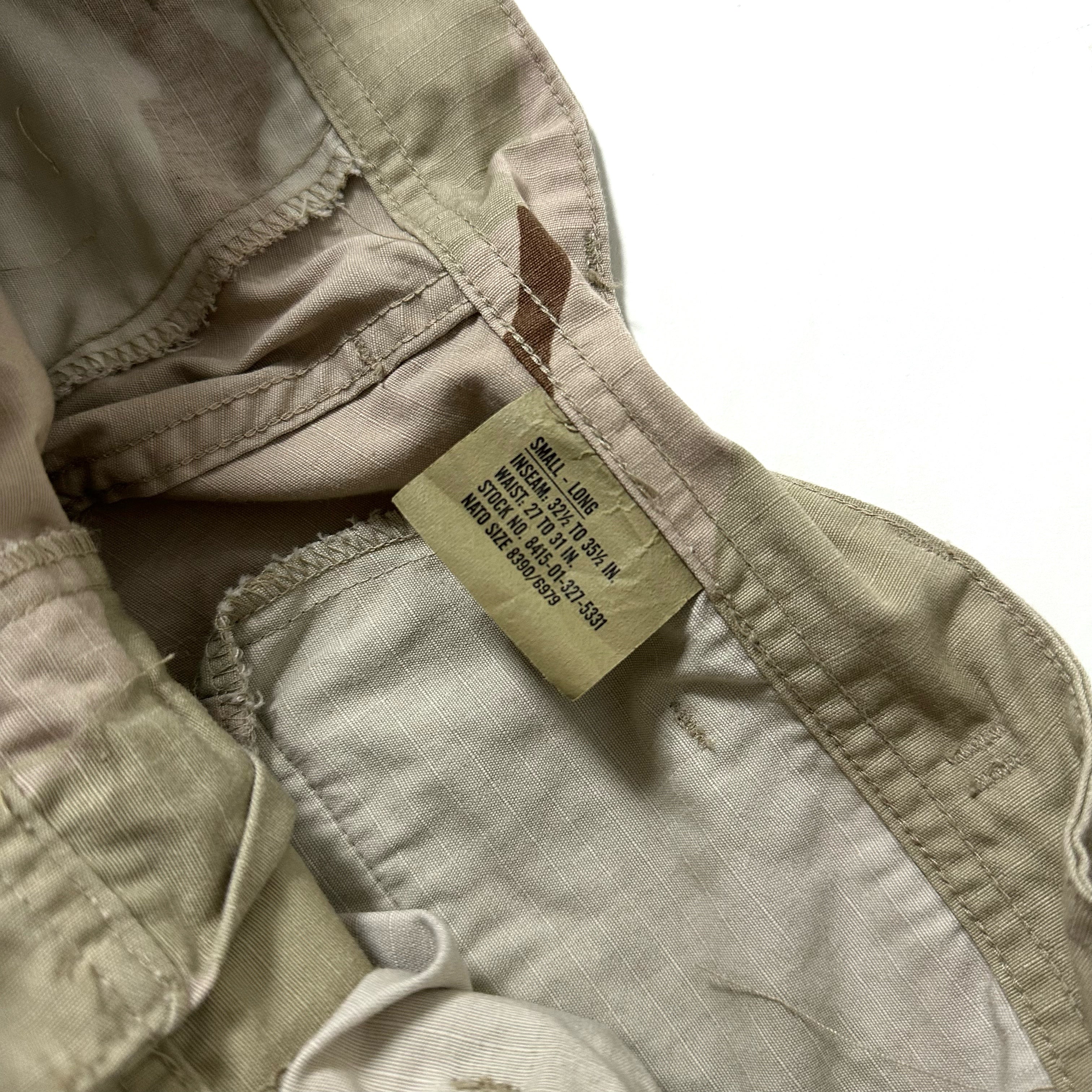 U.S. Cargo Combat Pants in Desert Camo pattern Size Small (27-31)