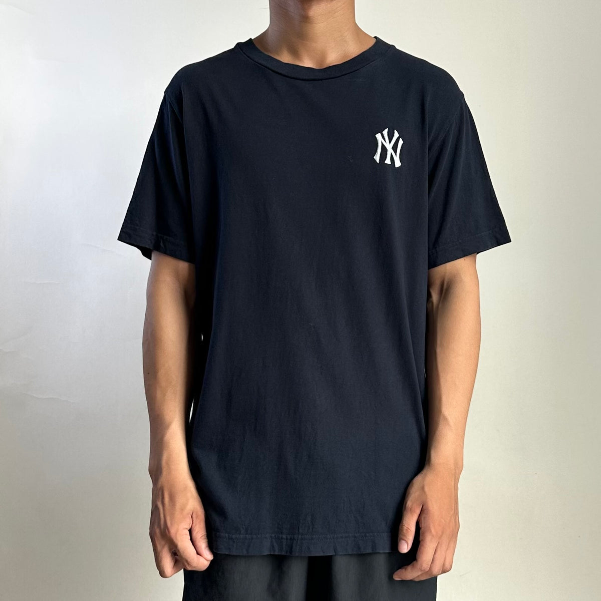 MLB New York Yankees T-Shirt in Navy Blue (Size Medium)