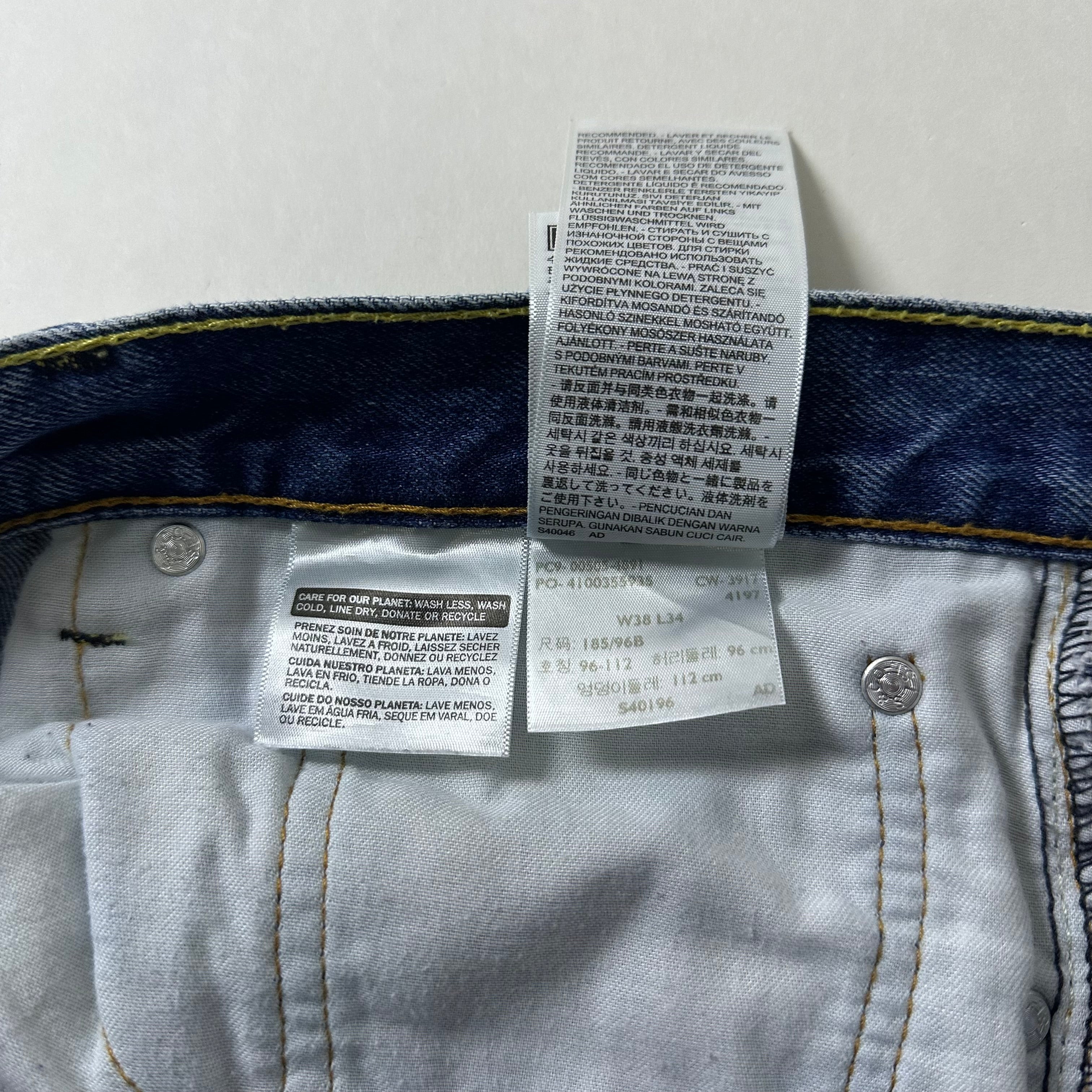 Levi’s 505 Regular Straight Fit Jeans in Medium Stonewash (Size 38)