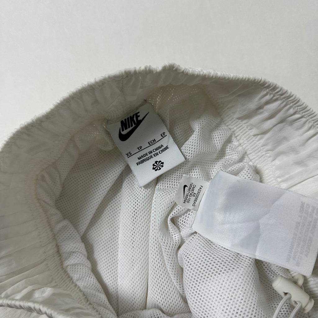 Nike Sportswear Essential High-Rise Woven shorts in White for Women (Size XS 20-28)