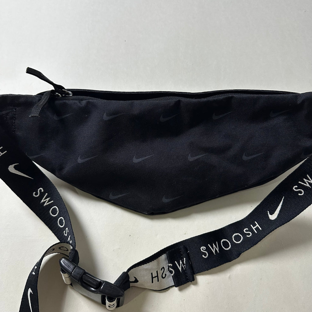 Nike Heritage Belt Bag “All Over Swoosh” in Black