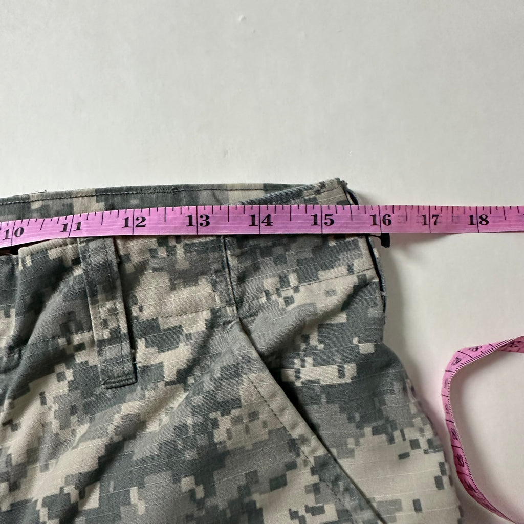 U.S. Army Universal Camouflage Cargo Pants (Size 27-31)