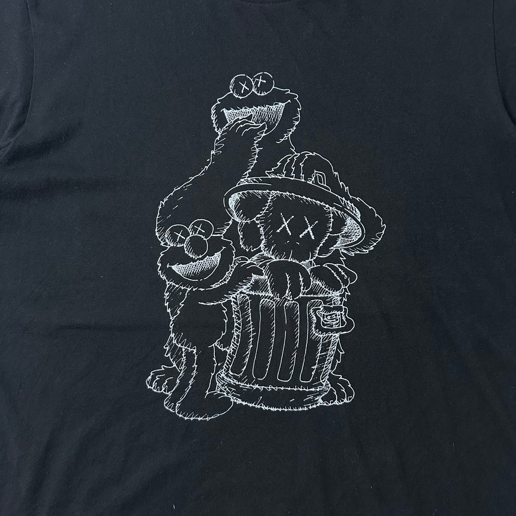 Uniqlo Kaws T-Shirt in Black (Size XL)