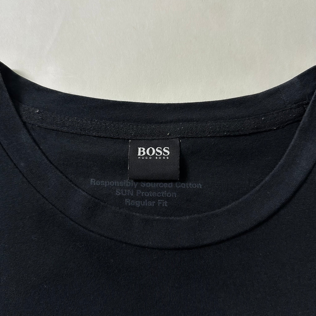 HUGO BOSS T-Shirt in Black ( Size Large )