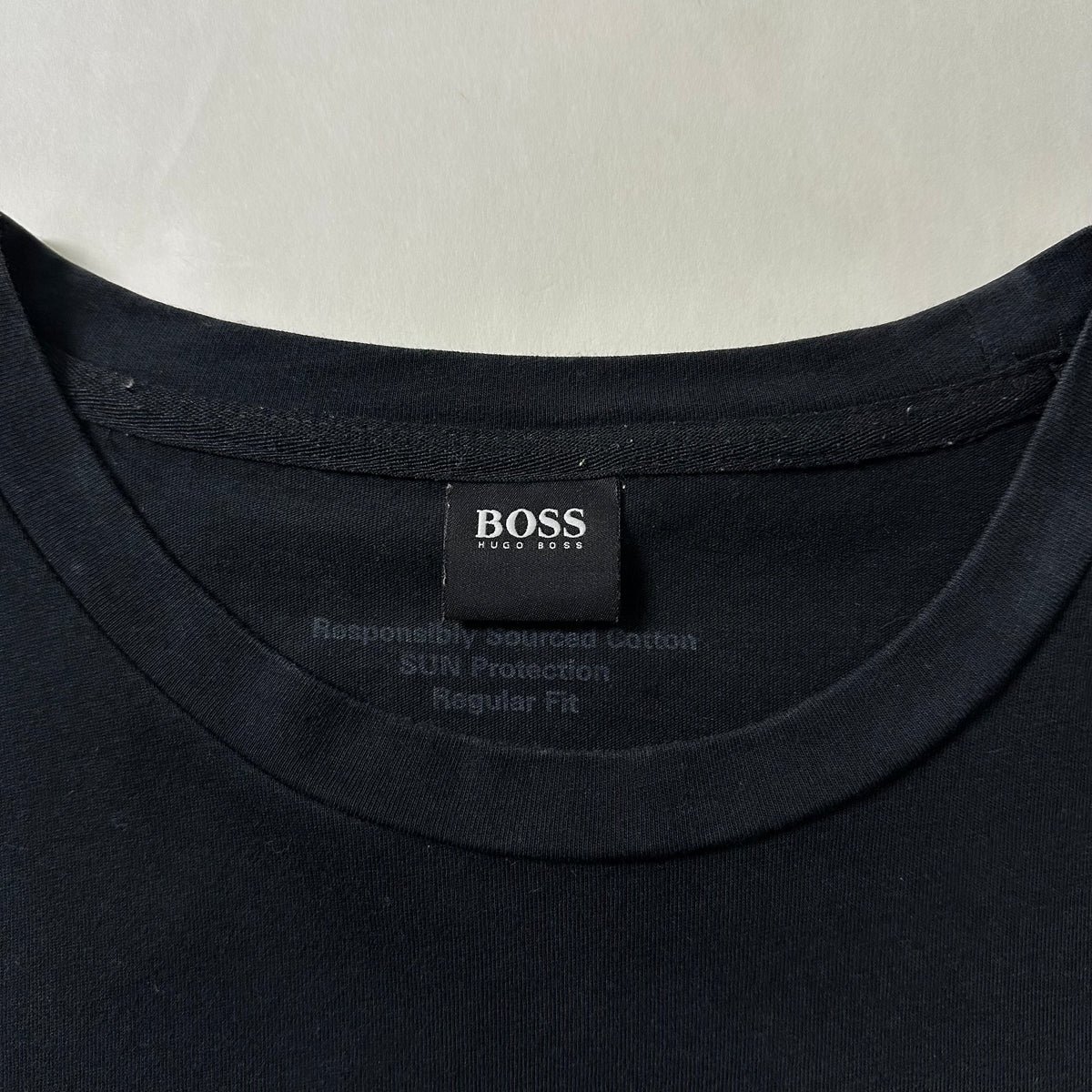 HUGO BOSS T-Shirt in Black ( Size Large )