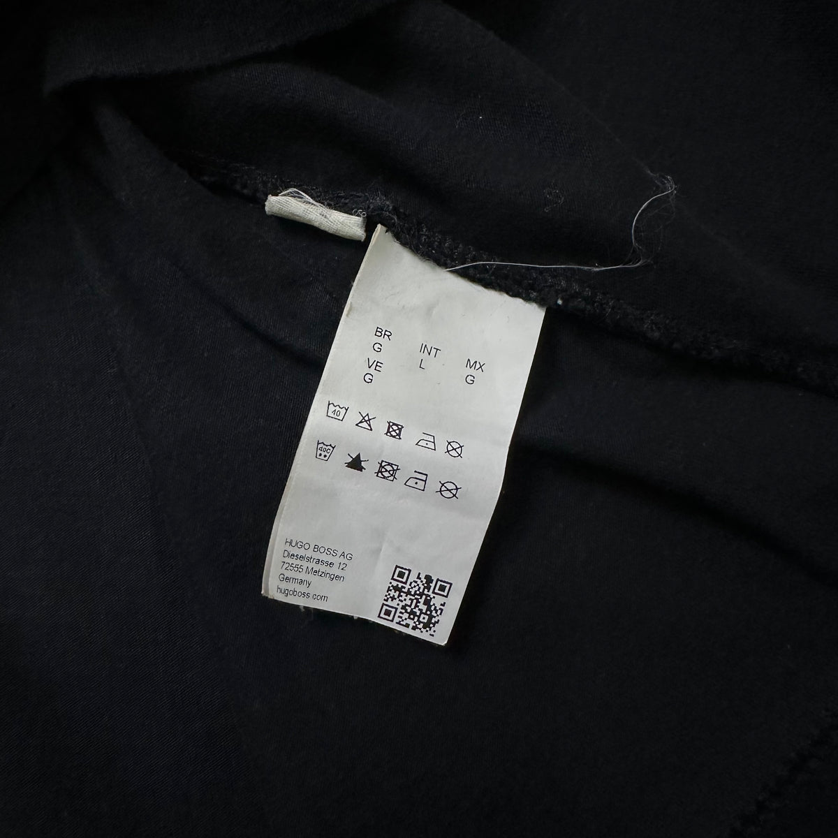 HUGO BOSS T-Shirt in Black ( Size Large )