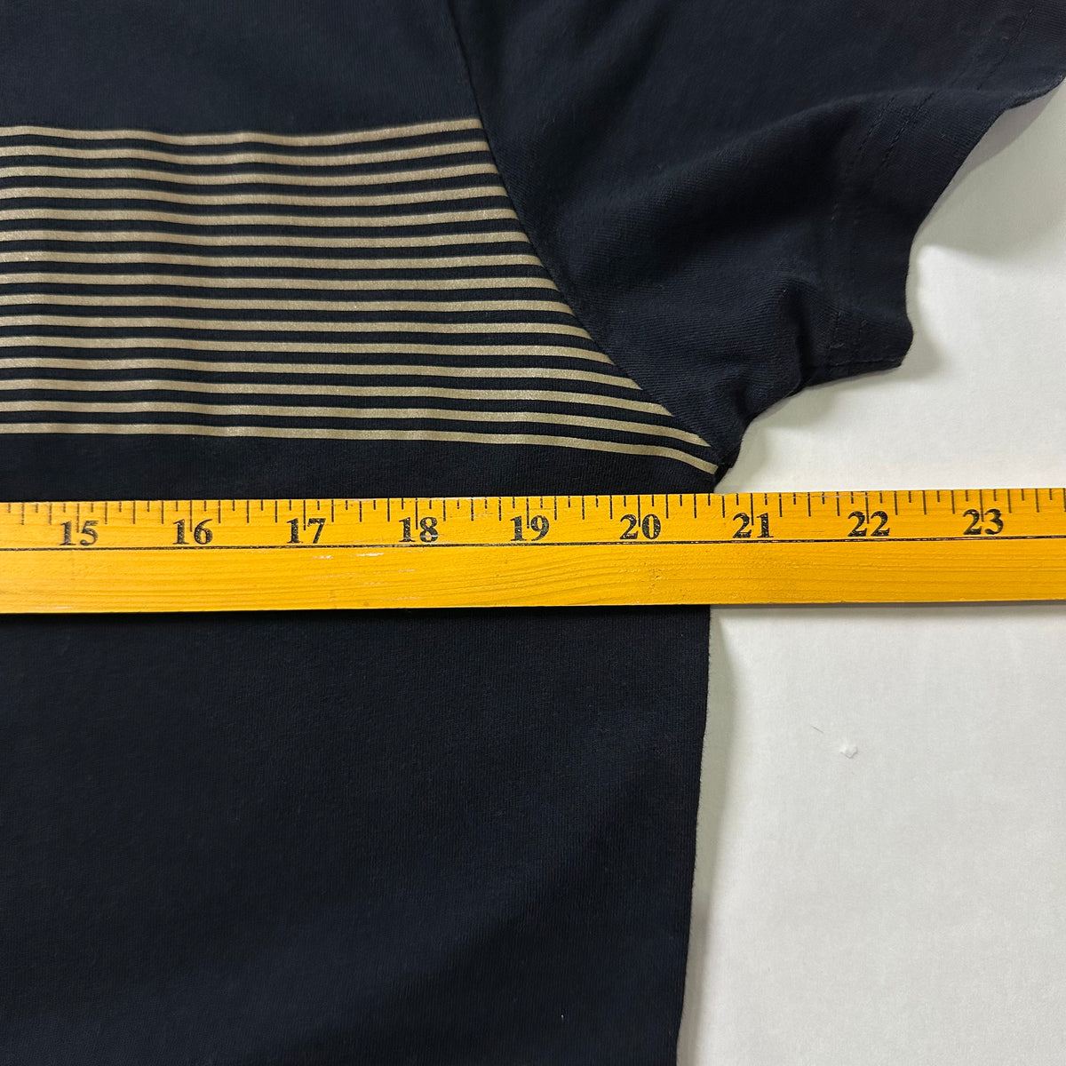 HUGO BOSS T-Shirt in Black ( Size Large )