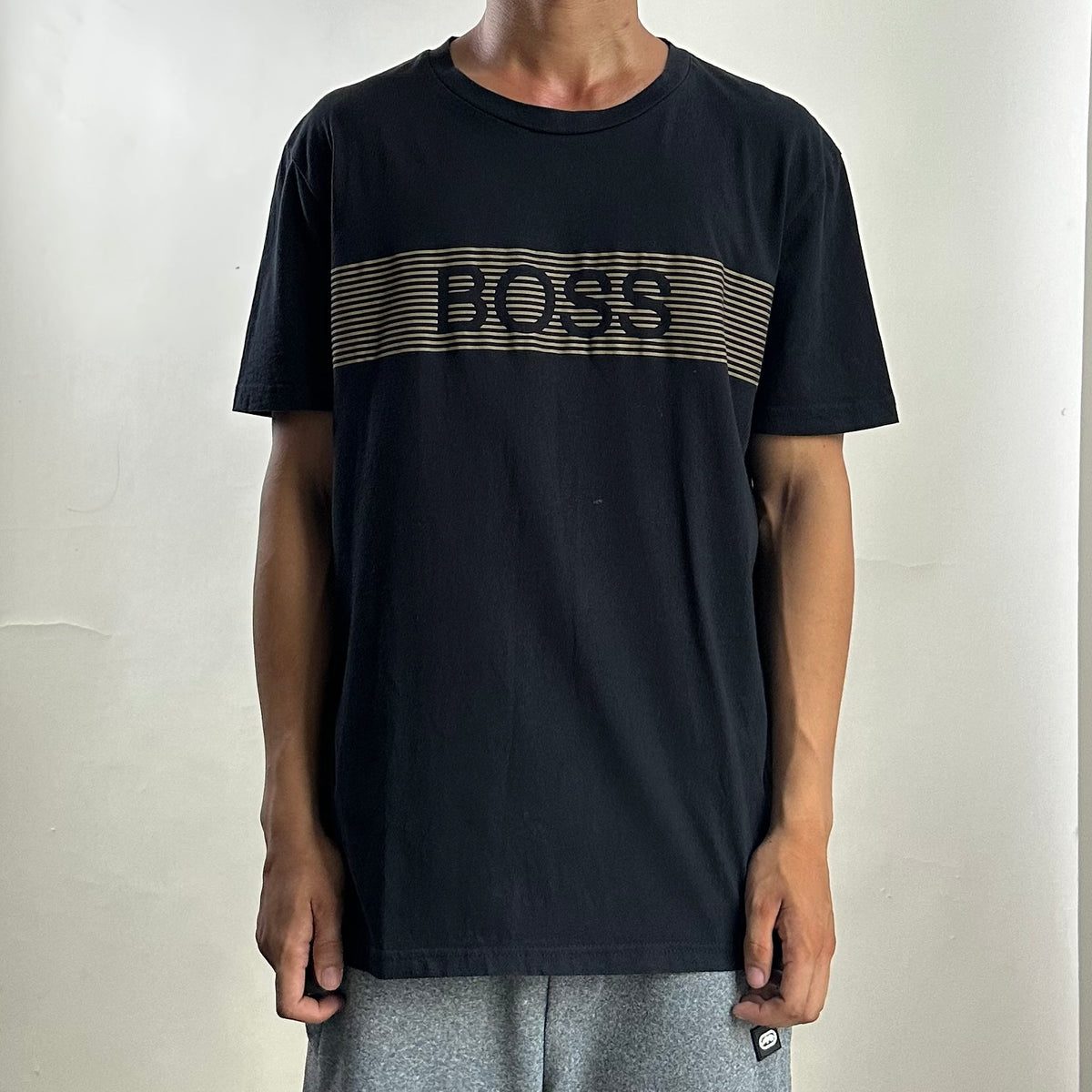 HUGO BOSS T-Shirt in Black ( Size Large )